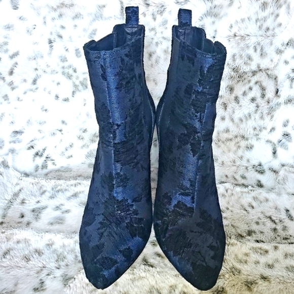 VINCE CAMUTO Britsy Ankle Boot - Picture 4 of 7